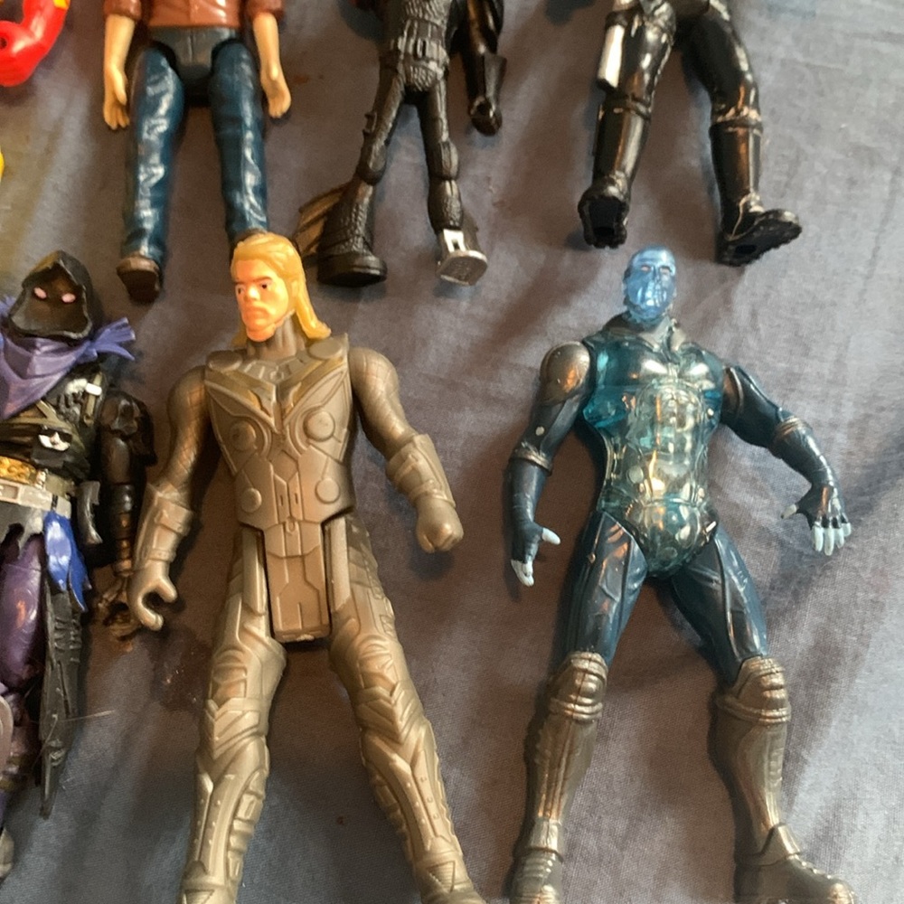Assorted action figures - Picture 2 of 4
